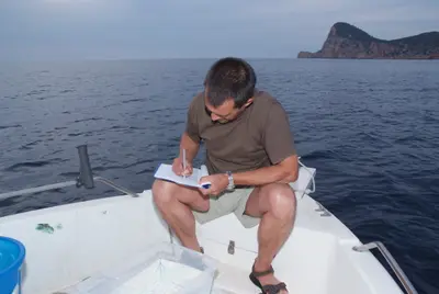 El doctor Javier Noguera Tusquets toma notas y concluye los resultados del test de la espátula Meduclean.