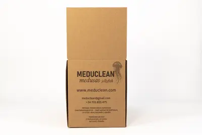 Parte trasera de la caja de espátulas Meduclean, donde se muestran la página web (www.meduclean.com), el correo electrónico (meduclean@gmail.com), el número de contacto (+34 722 855 475), y la información de contacto: Antonio Torres Ribas / 46955925E, CP 07820, San Antonio, Ibiza, Baleares. Fabricado en BDSI / Huelva N19C, CP 03440, Alicante, España.