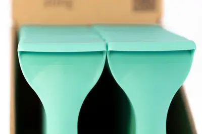 Parte superior de la caja Meduclean con un set de espátulas de color azul marino.